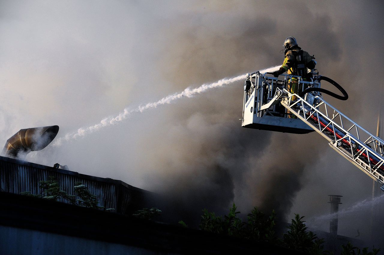 Een brandweerman blust een grote brand bij muziekstudio Melody Line.