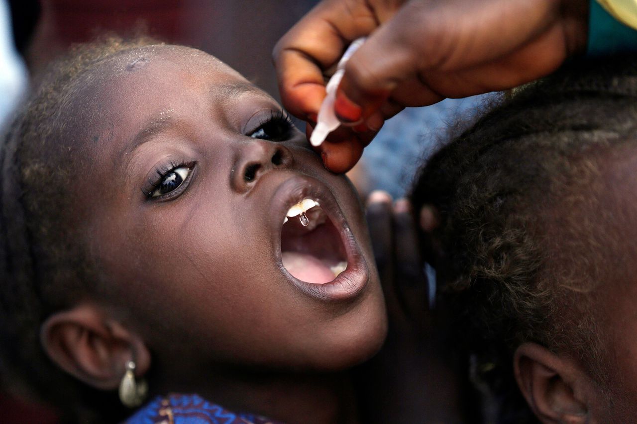Een meisje in het Nigeriaanse Maiduguri krijgt een vaccin tegen polio toegediend.