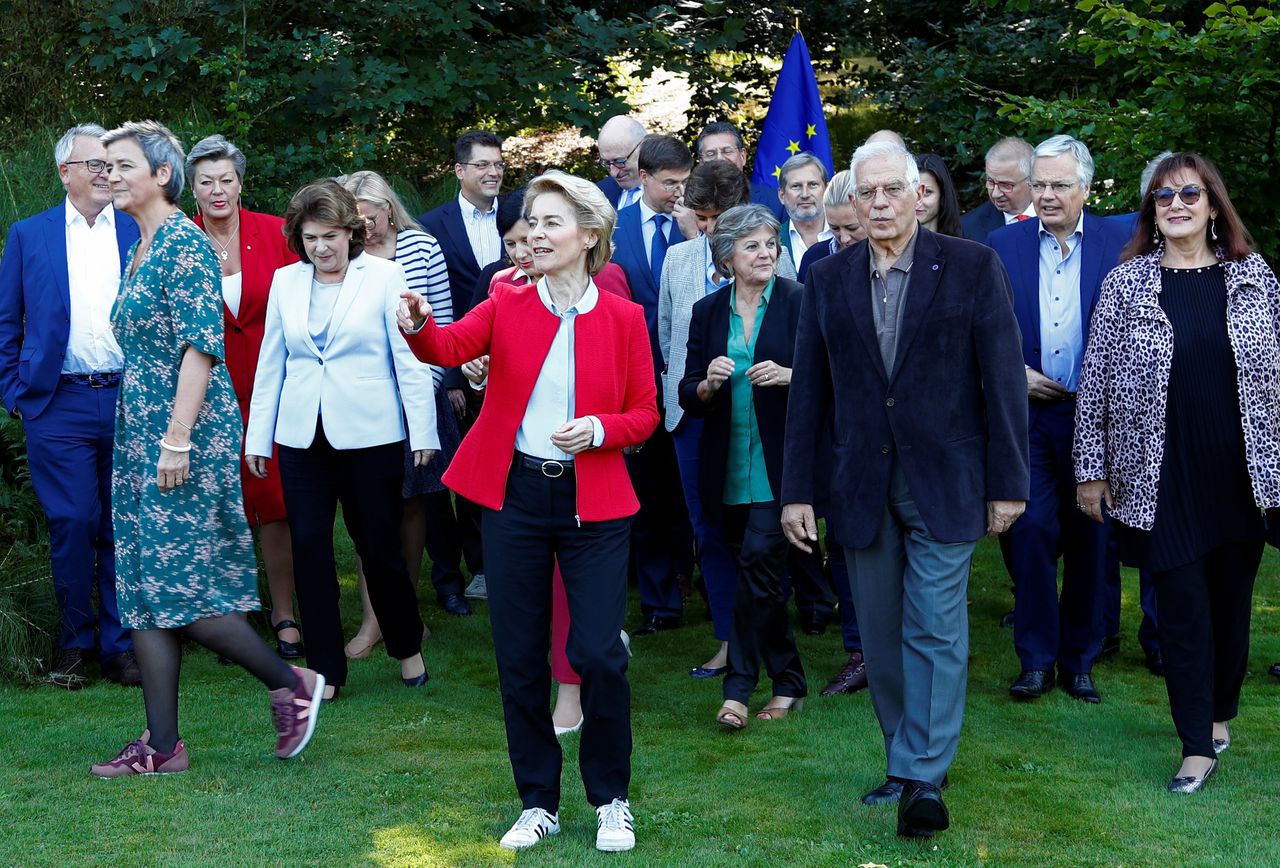 Ursula von der Leyen (linksvoor) met een aantal kandidaat-eurocommissarissen.