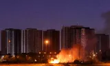 Brand vlak buiten de Amerikaanse ambassade in de Iraakse hoofdstad Bagdad na beschietingen door  raketten en drones. 