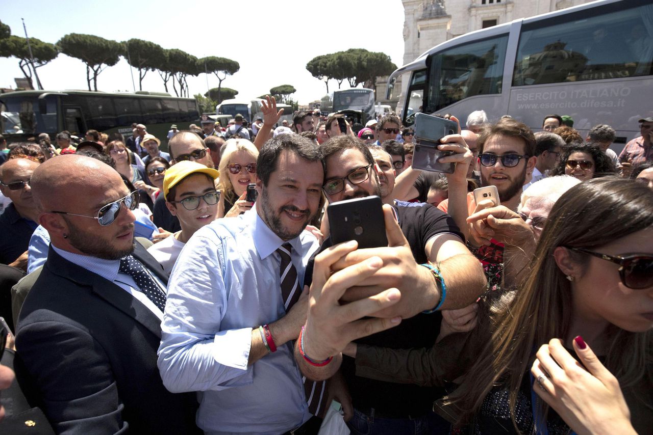 Matteo Salvini loopt door een menigte die bijeen is gekomen om feest te vieren vanwege Italiës 'Festa della Repubblica'.
