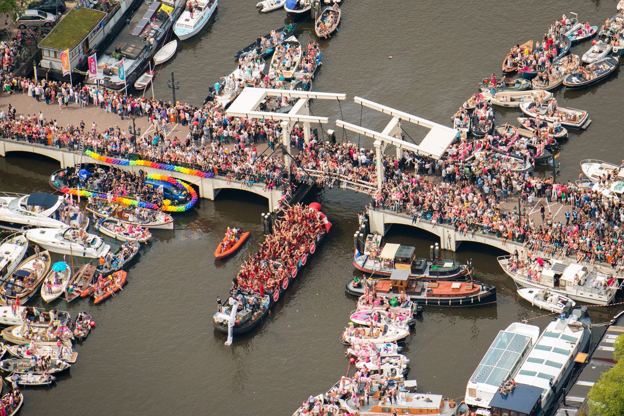 De Canal Parade, onderdeel van de Amsterdam Pride, in 2015.