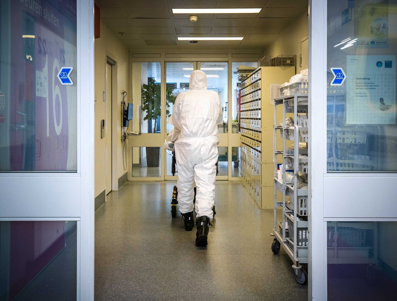 Een ambulancemedewerker brengt een coronapatient binnen bij de spoedeisende hulp van het Catharina ziekenhuis in Eindhoven