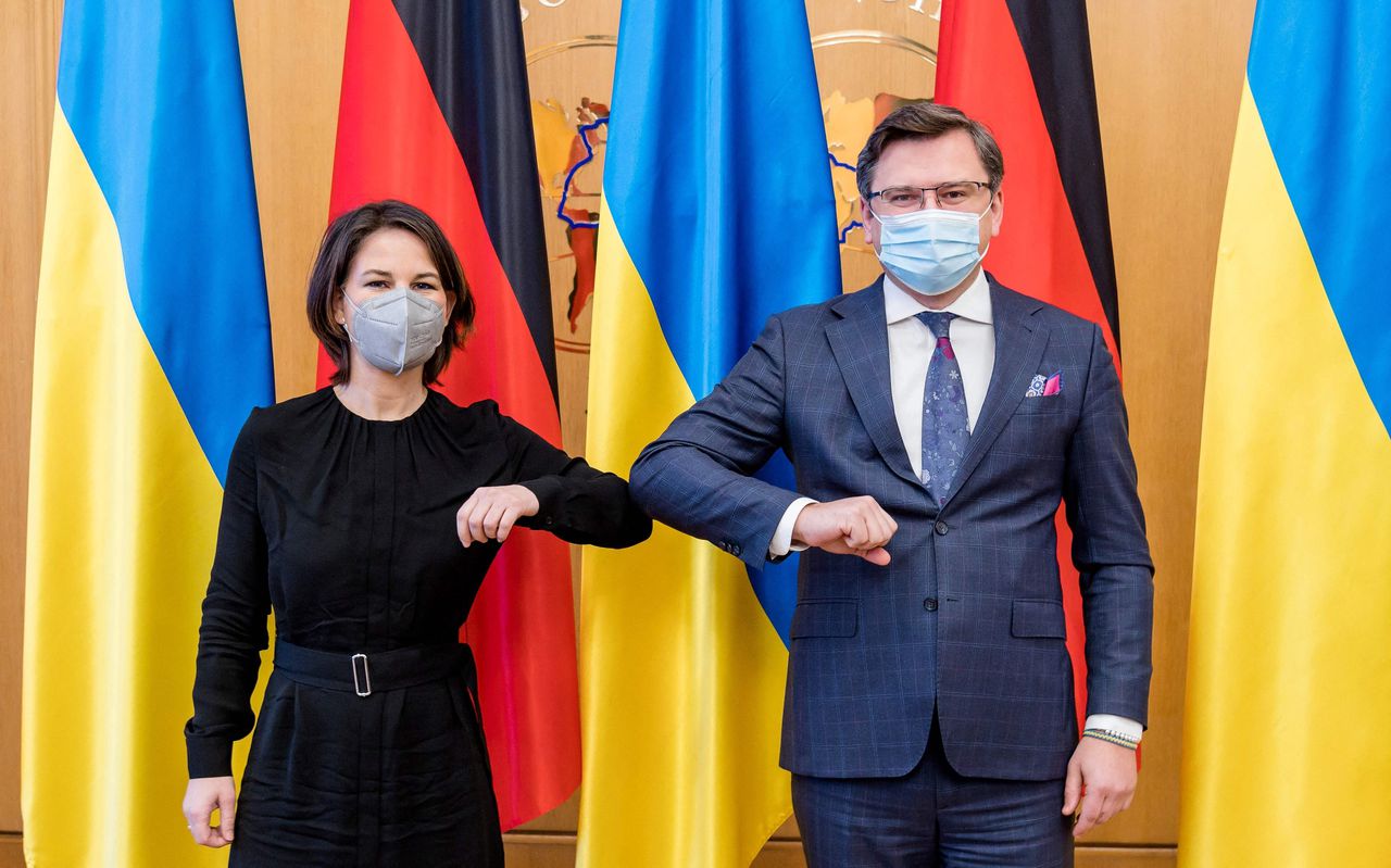 Maandag bracht de Duitse minister Baerbock een bezoek aan de Oekraïense minister van Buitenlandse Zaken Dmytro Kuleba in Kiev.