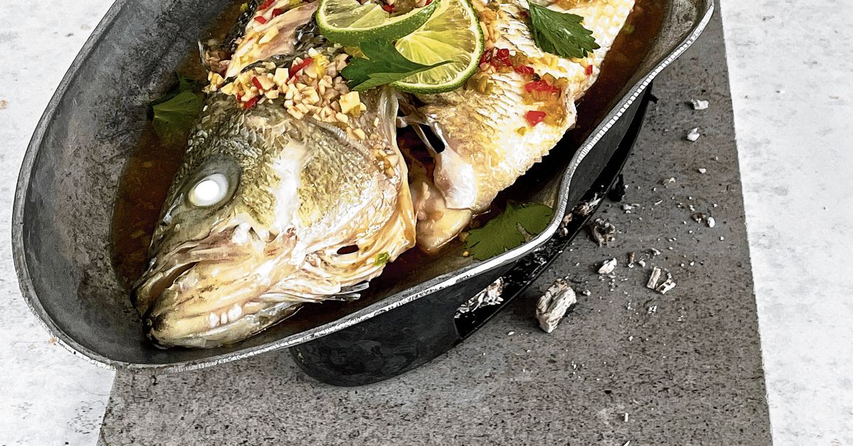 Een vis, drijvend in een intens geurige, limoenige, knoflokerige