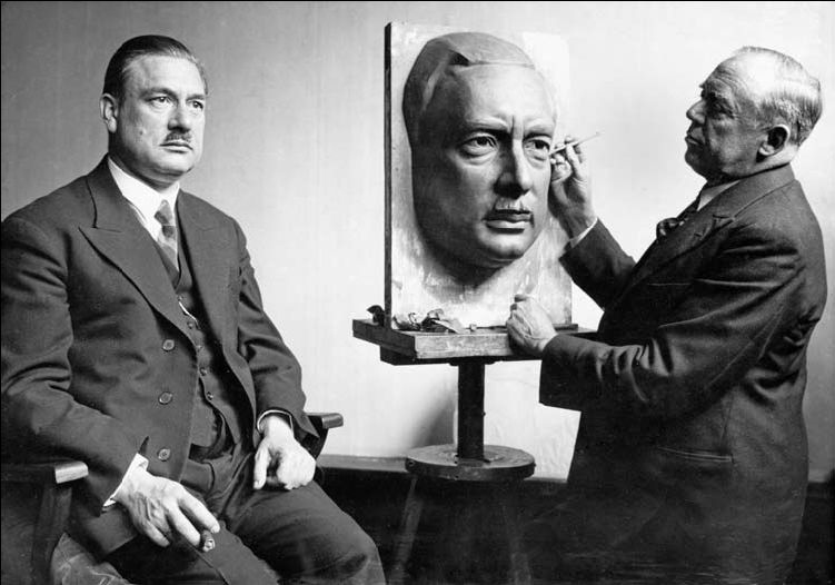 Debye poseert in 1937 voor een portret-‘masker’. (Foto NIOD) Peter Debye natuurkundige en Nobelprijswinnaar