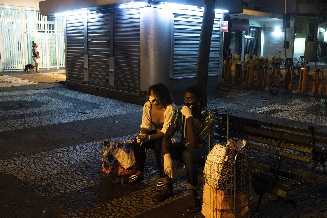 Kok Carlos (rechts) en naast hem Leila, tijdens het uitdelen van eten in Copacabana.