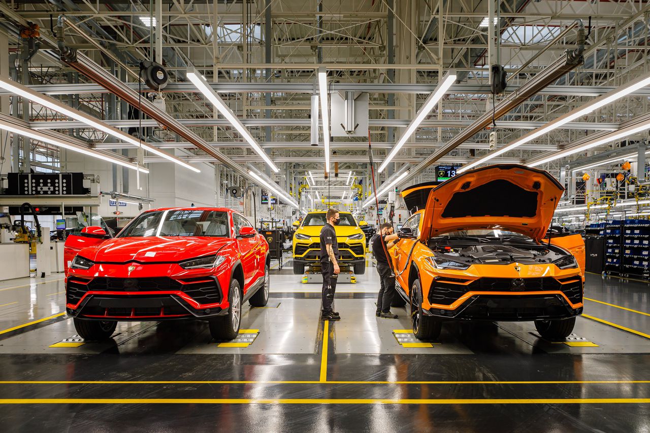 In de fabriek van Lamborghini in de buurt van Bologna leggen twee medewerkers de laatste hand aan een Urus, de terreinwagen van Lamborghini. Voor de productie van deze modellen nam het automerk in 2017 een hele nieuwe fabrieksvleugel in gebruik.