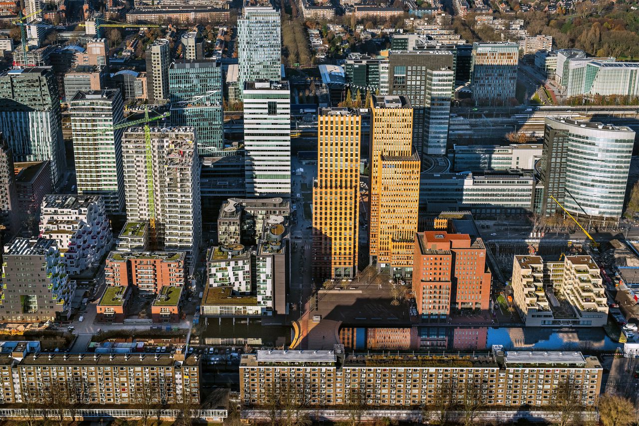 Kantoortorens en woninghoogbouw aan de Amsterdamse Zuidas in 2016