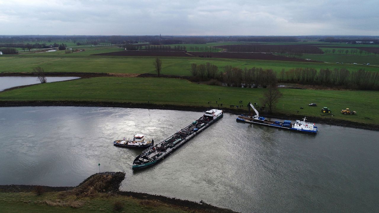 Het vrachtschip lag sinds woensdagochtend overdwars op de IJssel.