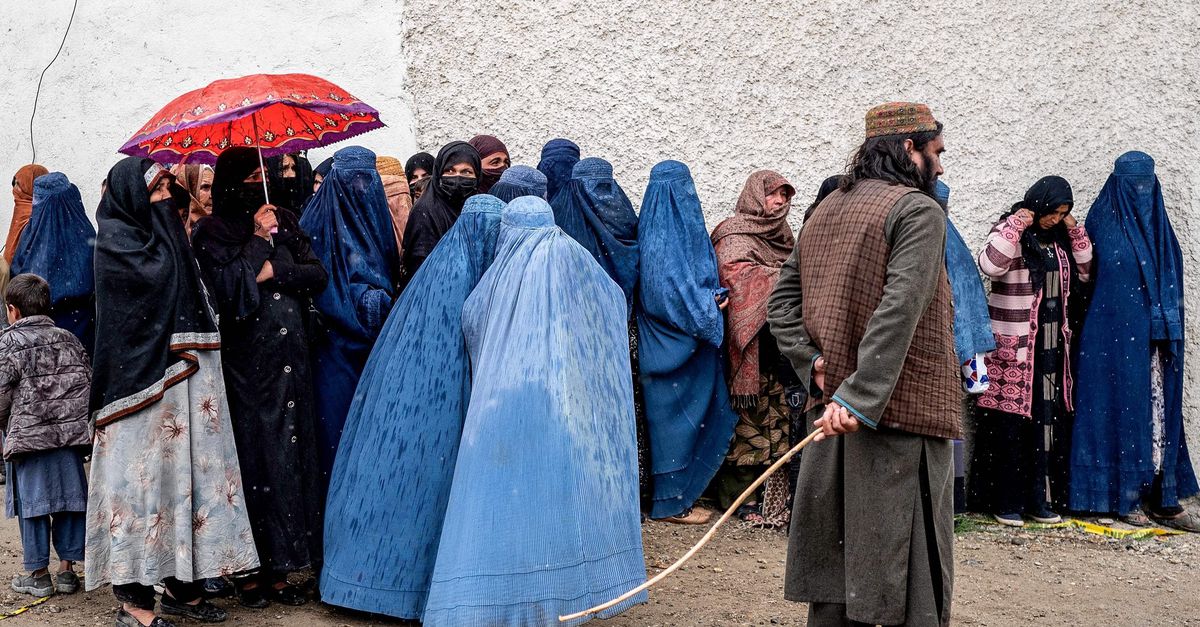 Niet bij het gebed in de moskee? Dan komen de Taliban even bij je thuis kijken