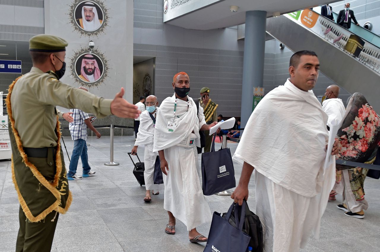 Pelgrims arriveren begin juni op het vliegveld in Jeddah, Saoedi-Arabië. voorafgaand aan de hadj.