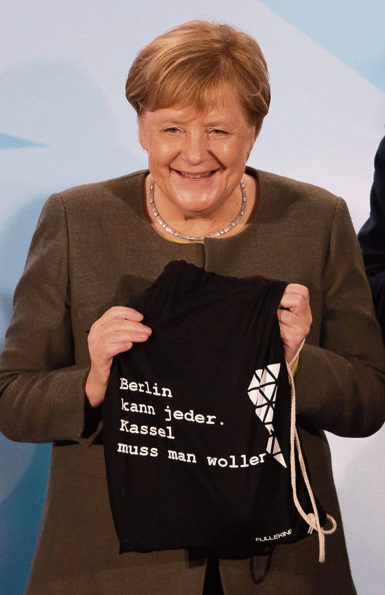 Angela Merkel toont een campagne-tas in de hoofdstad van Hessen.