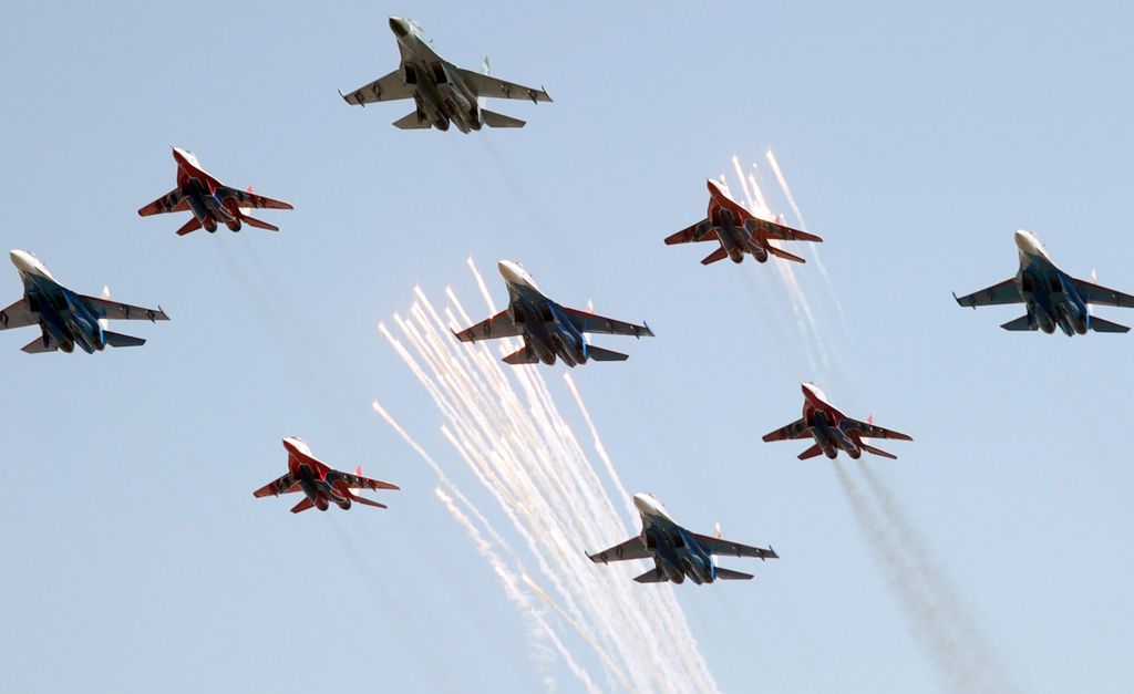 Mixed flight. Переговоры в авиации. Боевое небо. Картонные самолеты на параде. Коллекция воробья набор воздушный парад самолетики.