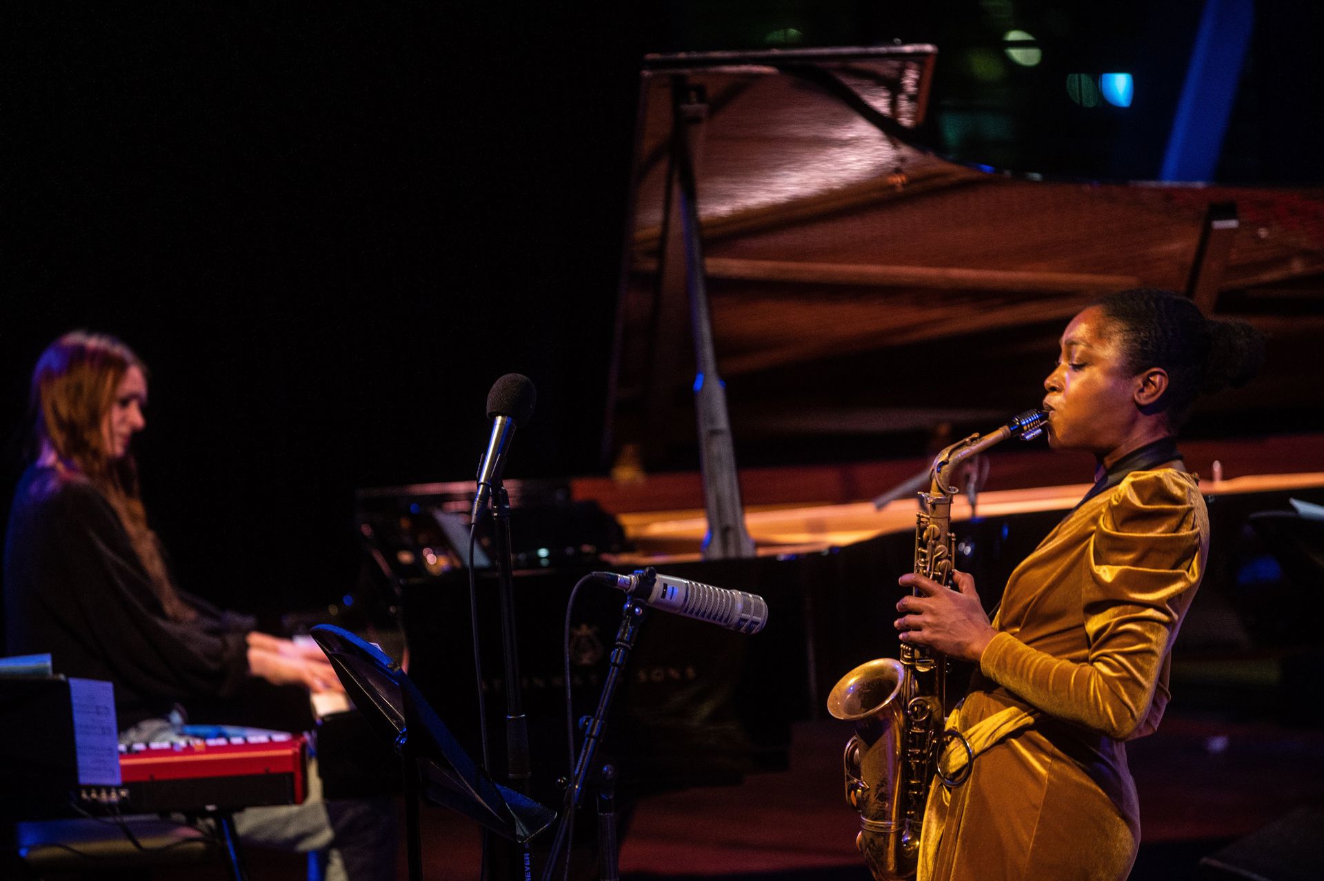Saxofonist Camilla George houdt lijn zodat haar band los kan gaan - NRC