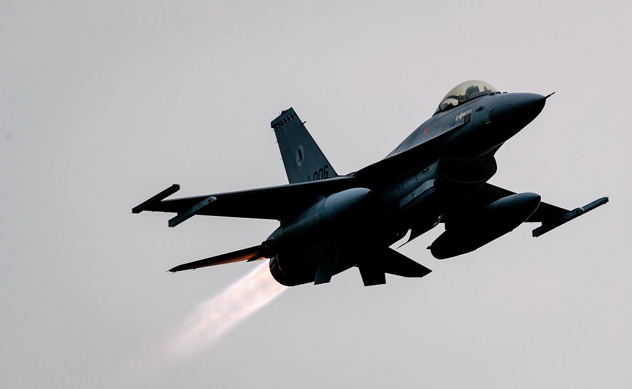 Op een geheime militaire basis in Jordanië zijn vier F-16's en twee reservetoestellen actief in de strijd tegen terreurbeweging IS.