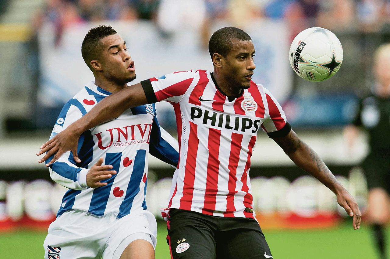 PSV verloor gisteren met 1-0 van Heerenveen. Van links naar rechts: Pelé van Aanholt in duel metLuciano Narsingh, PSV-verdedigerJeffrey Bruma en de matchwinner voor HeerenveenDaley Sinkgraven.