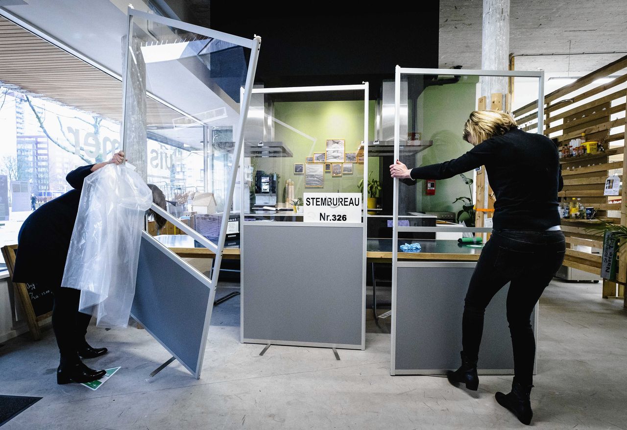 Een model-stembureau in Rotterdam Charlois wordt opgeruimd. .