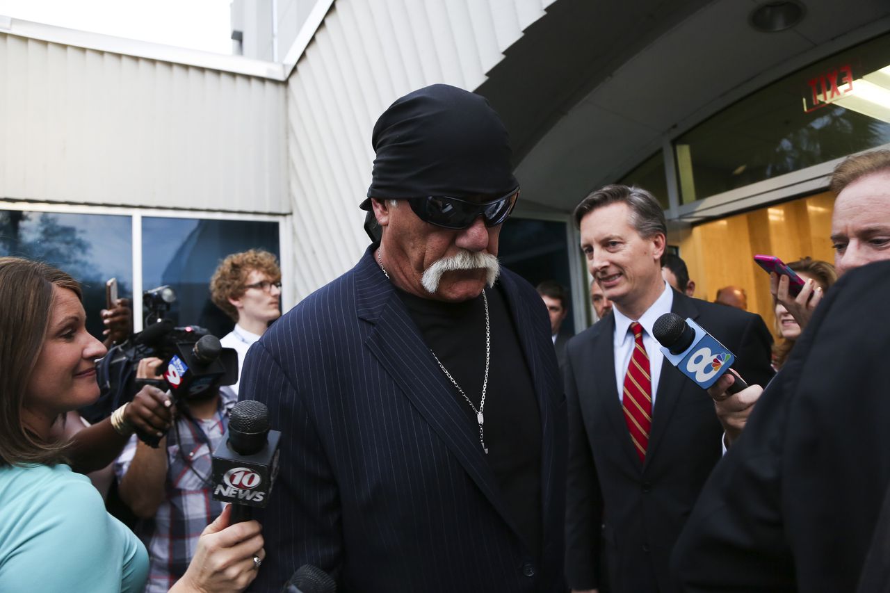 Hulk Hogan (Terry Bollea) verlaat de rechtzaal. Nobody Speak: Trials of the Free Press.