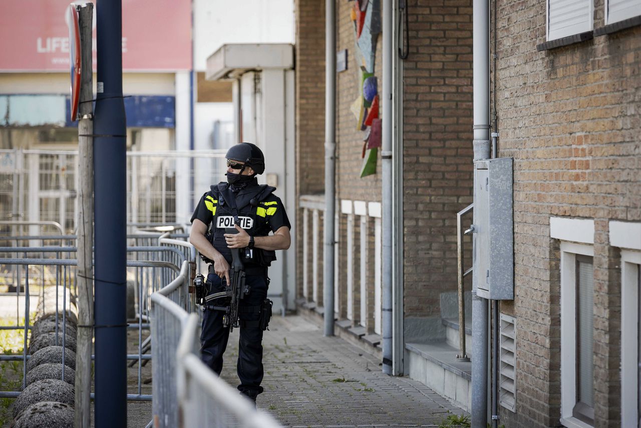 Beveiliging bij de extra beveiligde gerechtsbunker in Amsterdam-Osdorp.