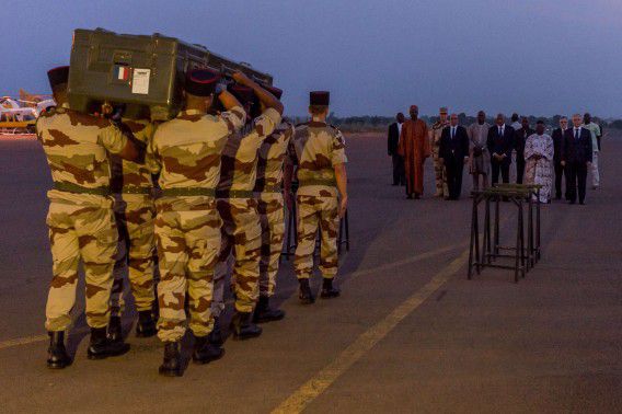 Soldaten op het vliegveld van Bamako dragen de kist van een van de journalisten die werden vermoord in Kidal. Frankrijk wil de beveiliging in de regio aanscherpen.