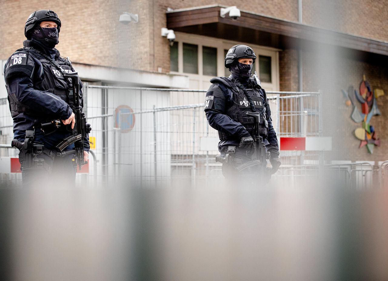 Zwaarbewapende agenten bij de gerechtsbunker in Amsterdam-Osdorp.