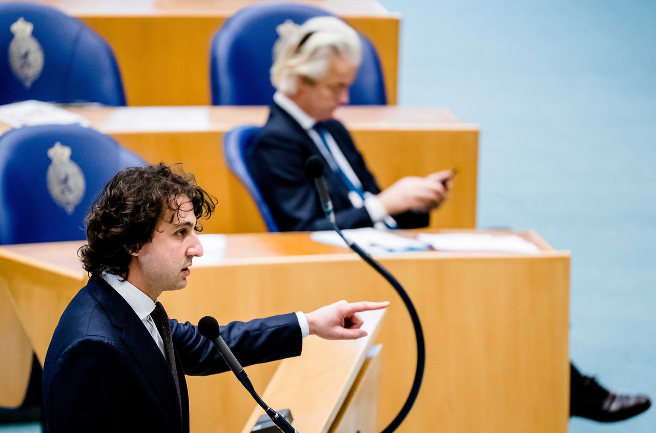 GroenLinks-voorman Jesse Klaver (links) tijdens een debat in de Tweede Kamer.