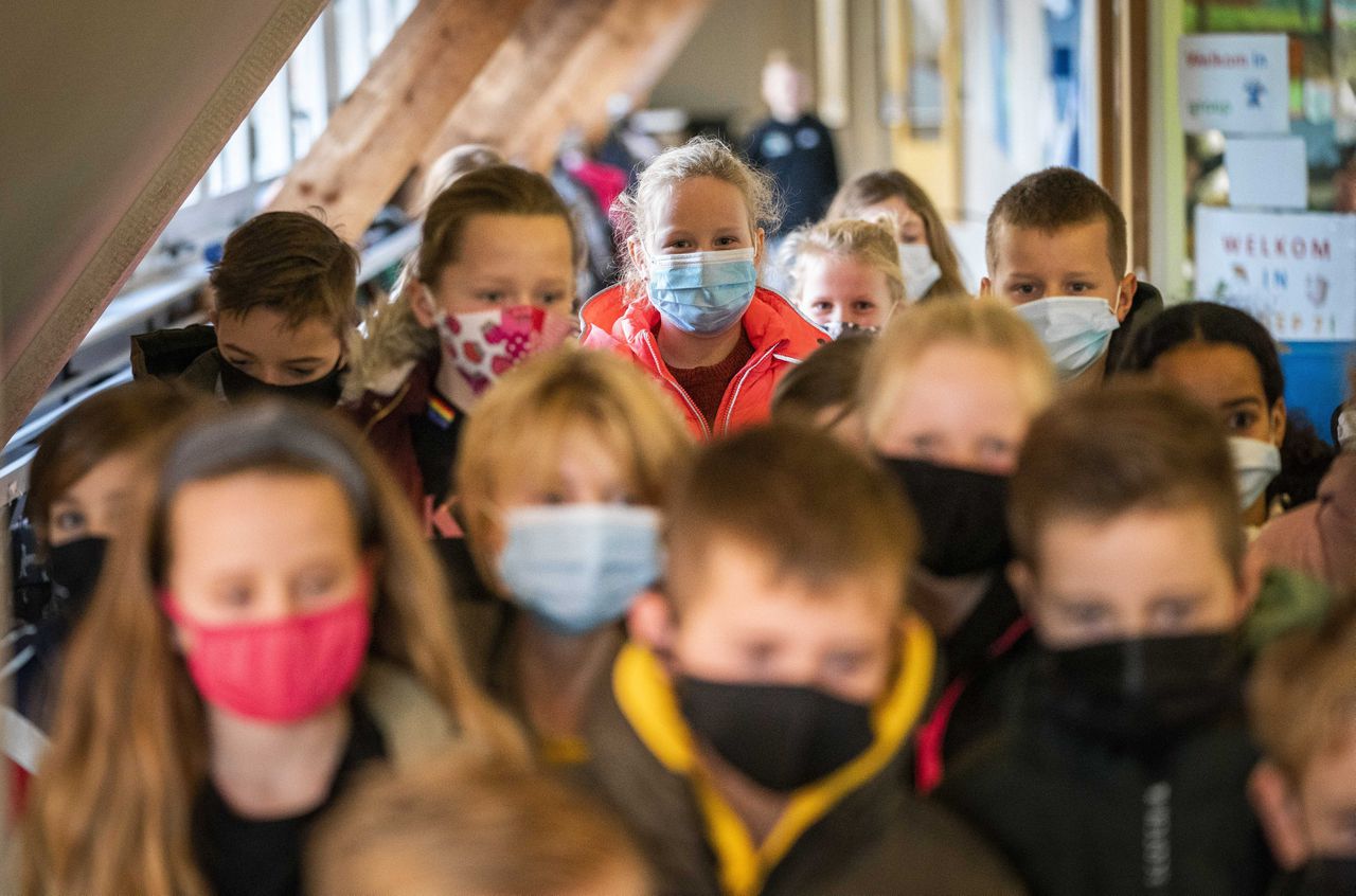 Leerlingen van een basisschool in De Bilt dragen mondkapjes in de gangen op 29-11-2021