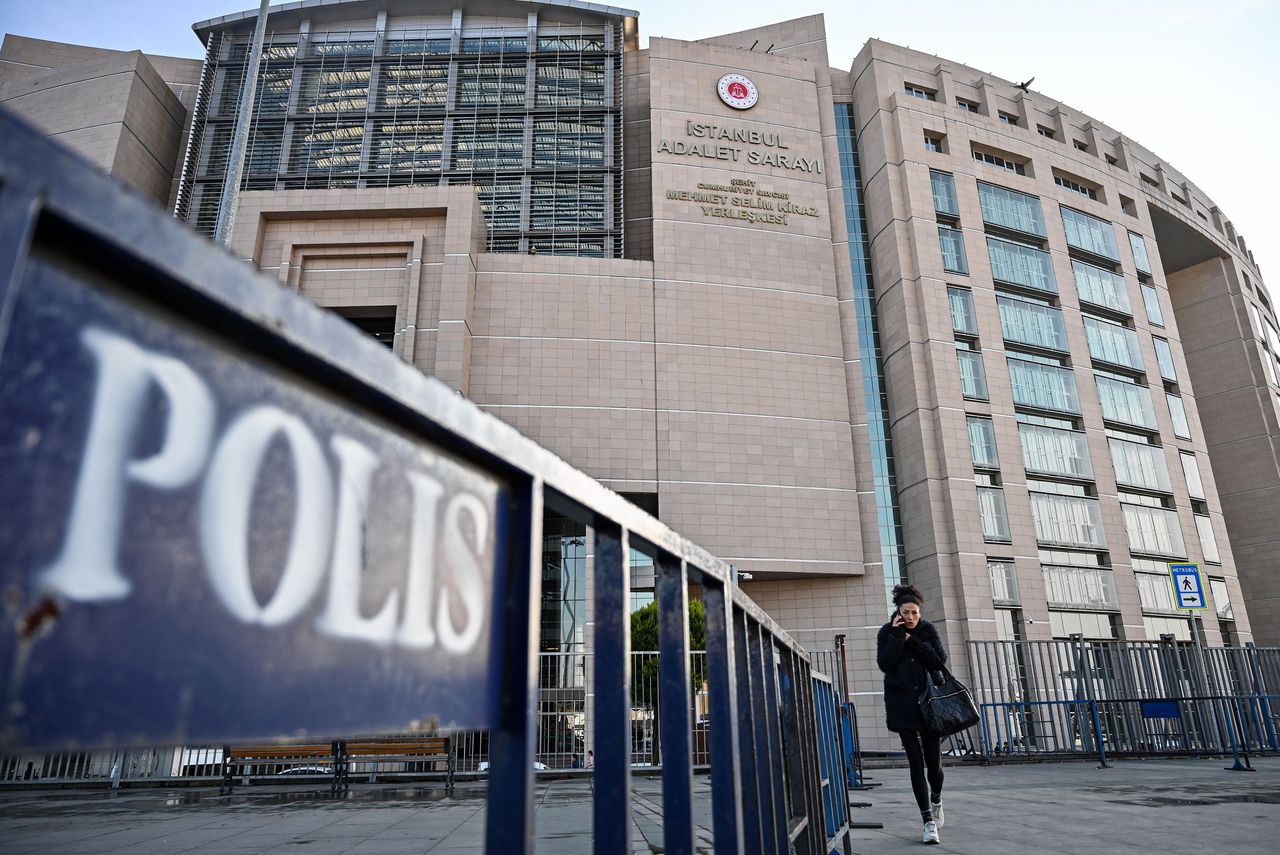 De rechtbank in Istanbul waar afgelopen december de rechtszaak tegen Topuz werd gevoerd.