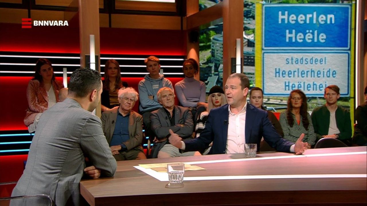 Lodewijk Asscher (rechts) praat over Heerlen-Noord in Khalid & Sophie.