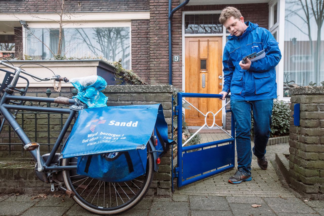 Postbezorger Jasper van Duijn uit Voorburg hoopt dat hij de wijk die hij nu voor Sandd doet kan houden bij PostNL.