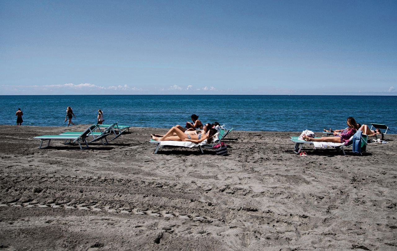 Badgasten in de kustplaats Fregene, nabij Rome. Vanaf 15 juni kunnen Nederlanders weer op vakantie naar Italië.