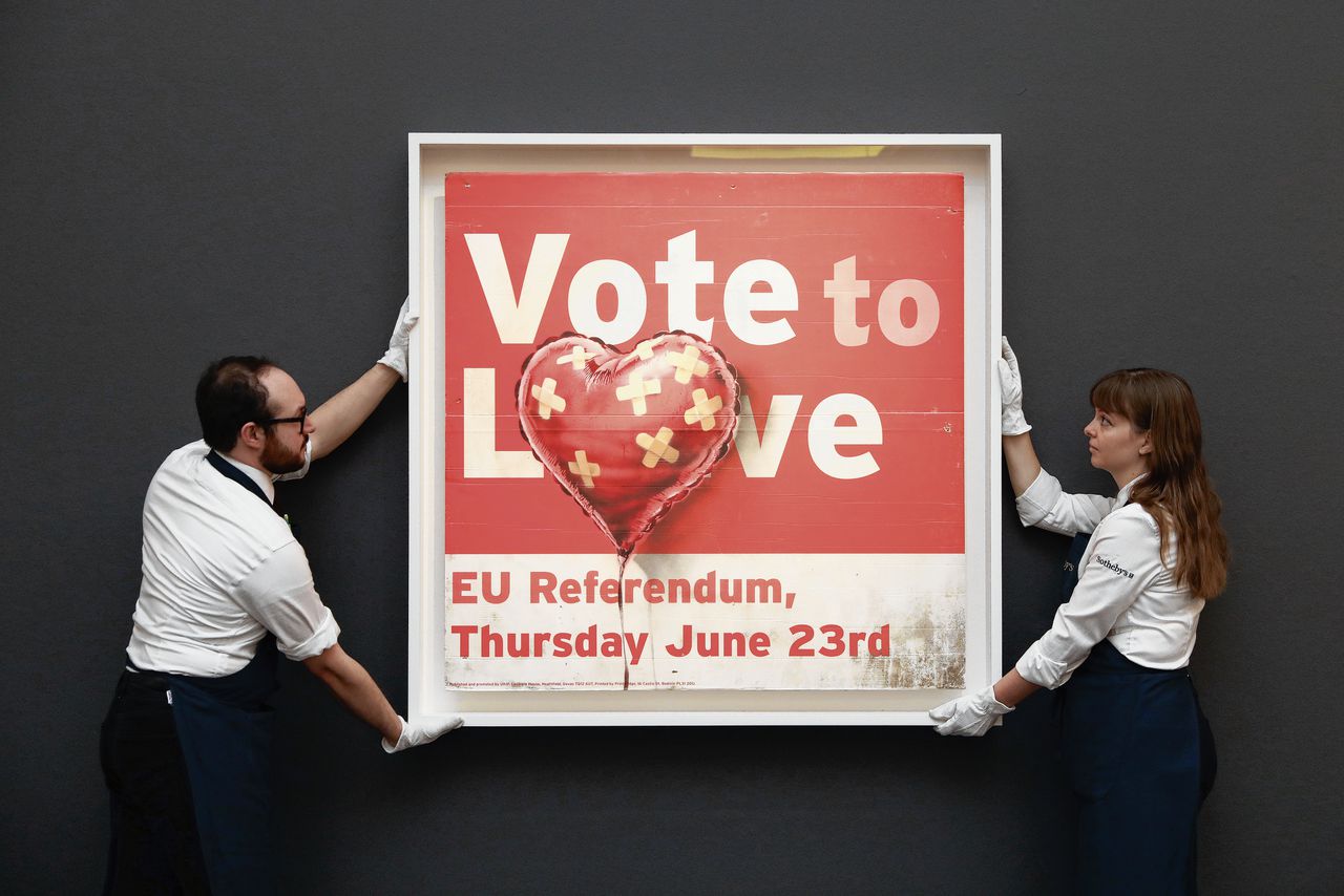 Veiling van Banksy’s werk ‘Vote to Love’ in Londen, februari 2020. Foto Tristan Fewings/Getty