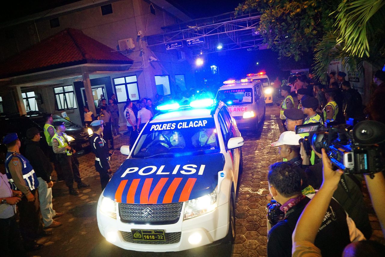 De Indonesische politie begeleidt de ambulances met daarin de lichamen van vijf geëxecuteerde gevangenen.