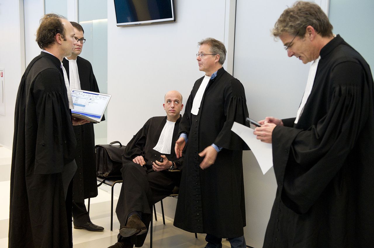 Advocaten voor aanvang van het verhoor van Fred Ros, kroongetuige in het liquidatieproces, in 2015.