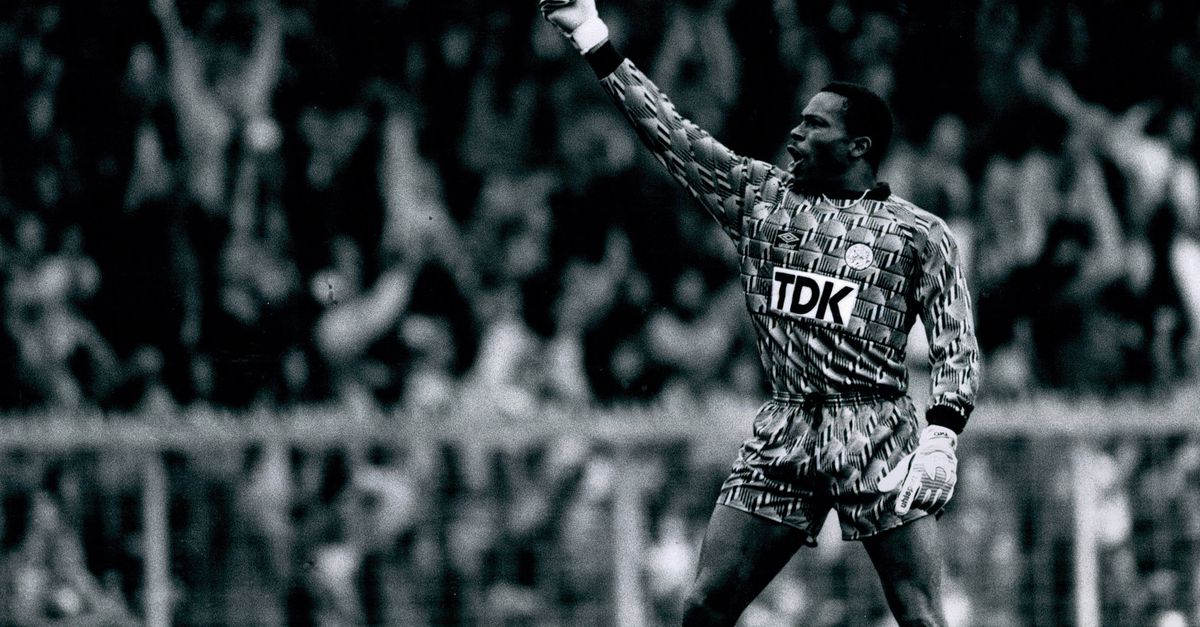 Stanley Menzo Keeper Van Ajax Ik Neem De Hele Wereld Op Mijn Schouders Ook Als Ik Het Niet Aankan Nrc
