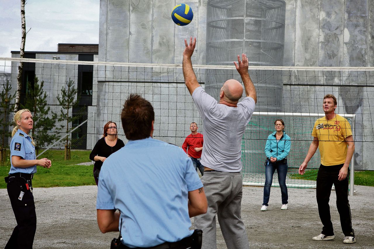 In een gevangenis bij Oslo spelen gedetineerden volleybal met hun bewakers. Foto Alex Masi