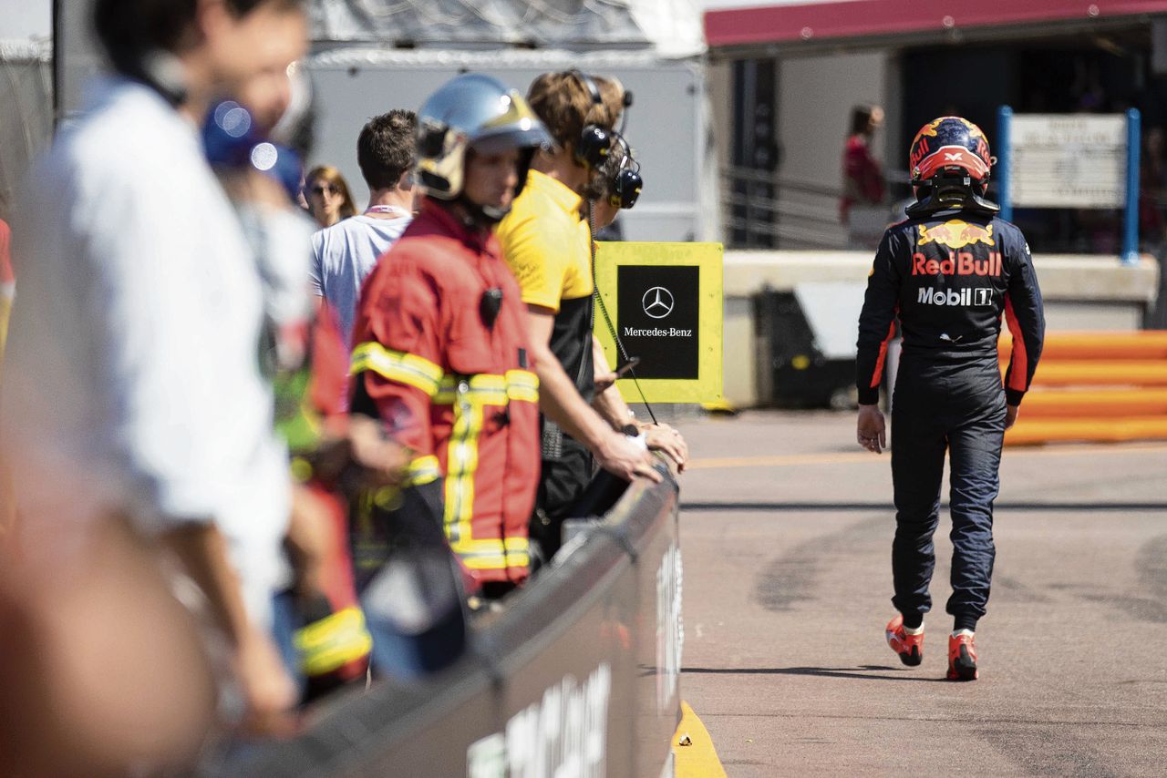 Max Verstappen loopt na de race boos weg van het circuit in Monaco.Foto Frits van Eldik/ANP