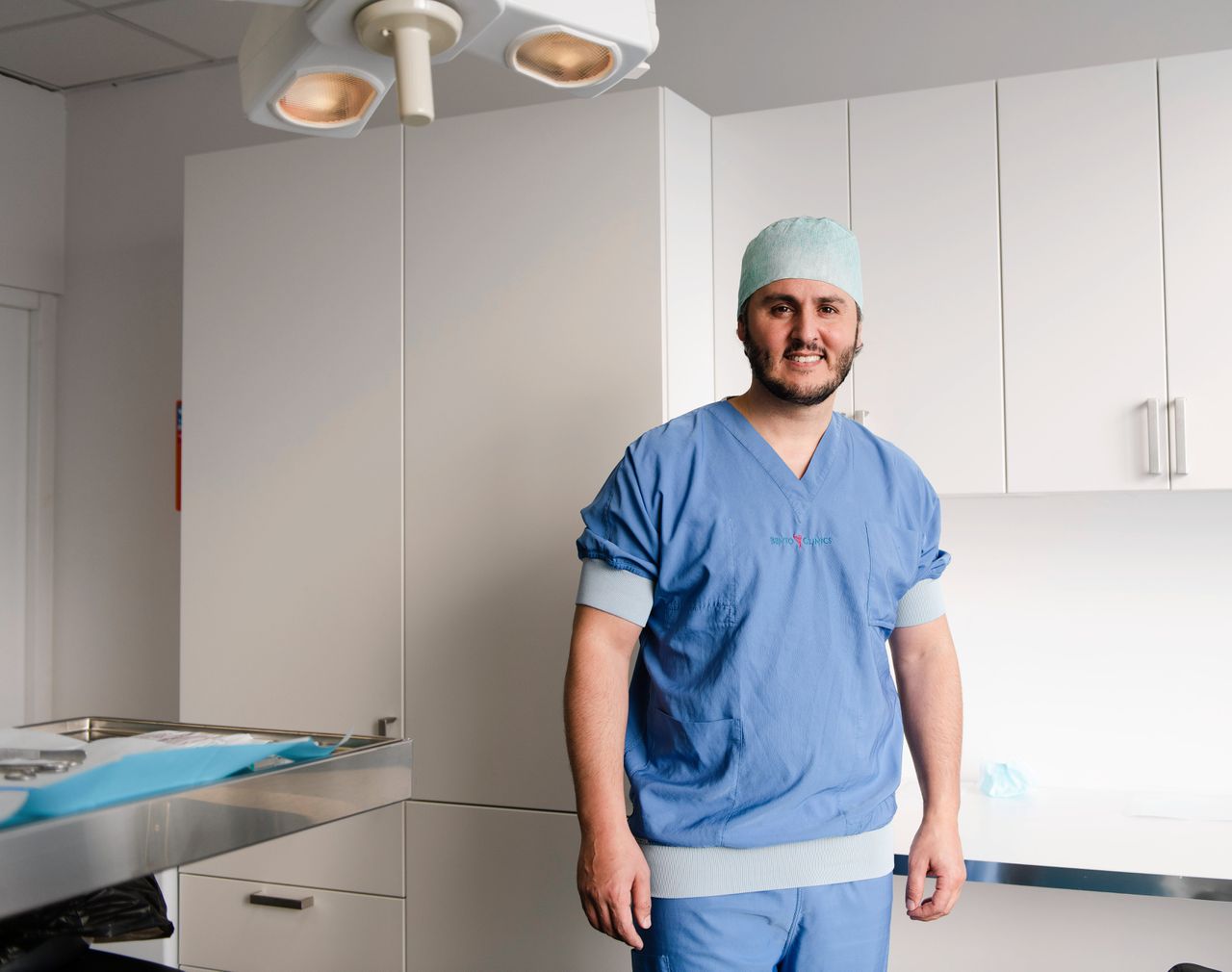 Dr. Abdelali Bentohami in een van zijn klinieken in Rotterdam, Bento Clinics.