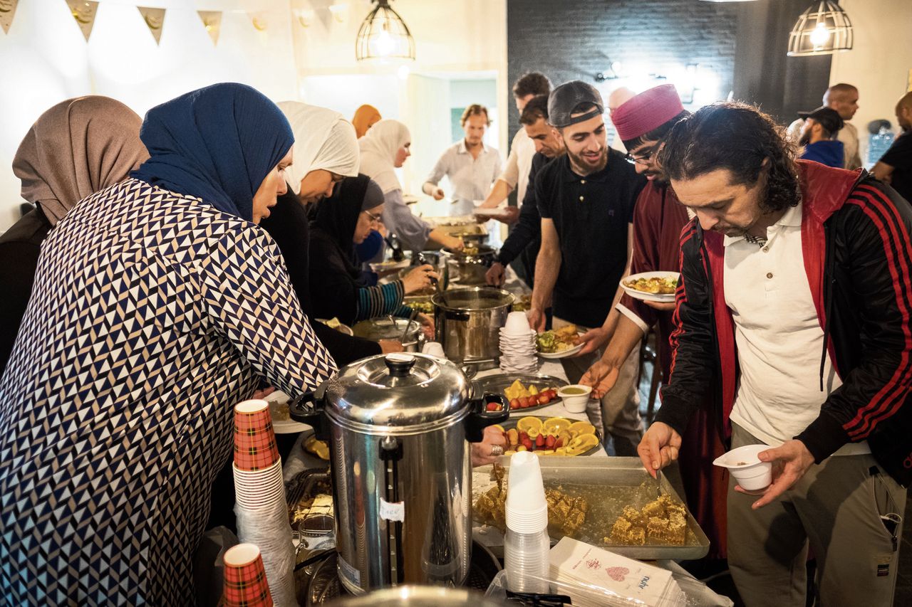 In Centrum De Middenweg in Rotterdam is een iftar voor bekeerlingen.