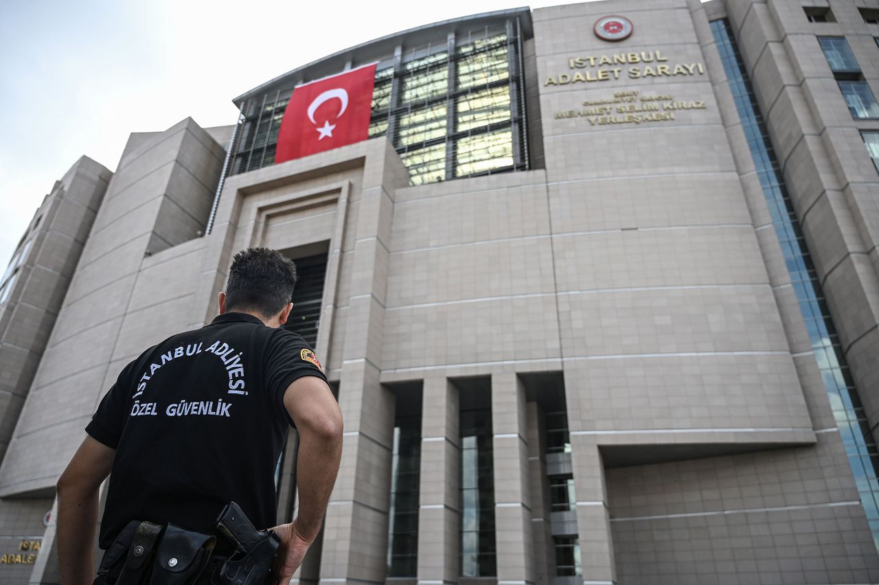 Een beveiliger wacht voor een rechtbank in Istanbul.