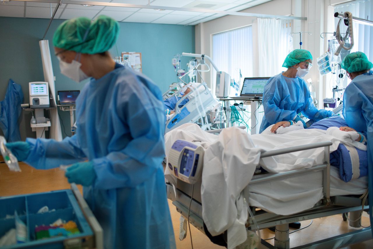 IC-verplegers behandelen Covid-19 patiënten op de Intensive Care afdeling in het Van Weel-Bethesda Ziekenhuis in Dirksland op Goeree Overflakkee tijdens de eerste golf.