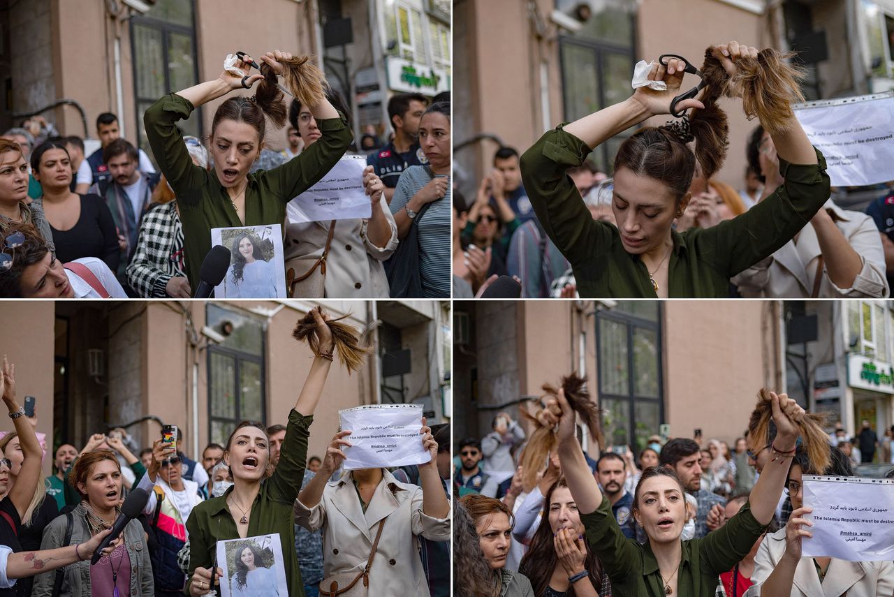 Een Iraanse activist knipt in Turkije haar paardenstaart af na de dood van Mahsa Amini, de 22-jarige Koerdische die hardhandig door de Iraanse zedenpolitie werd gearresteerd.