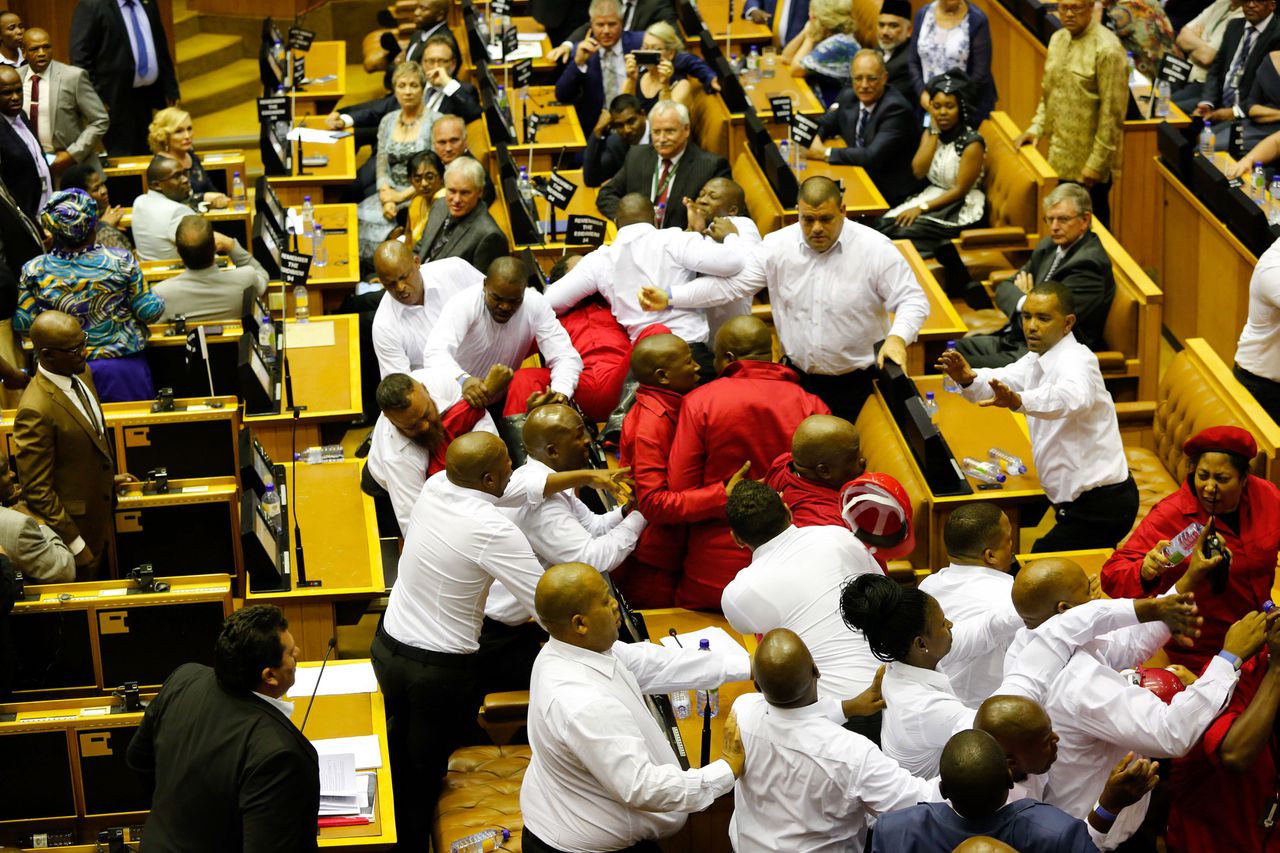 Tijdens Zuma's jaarlijkse state-of-the-union braken gevechten uit tussen beveiligers en leden van de oppositiepartij EFF.