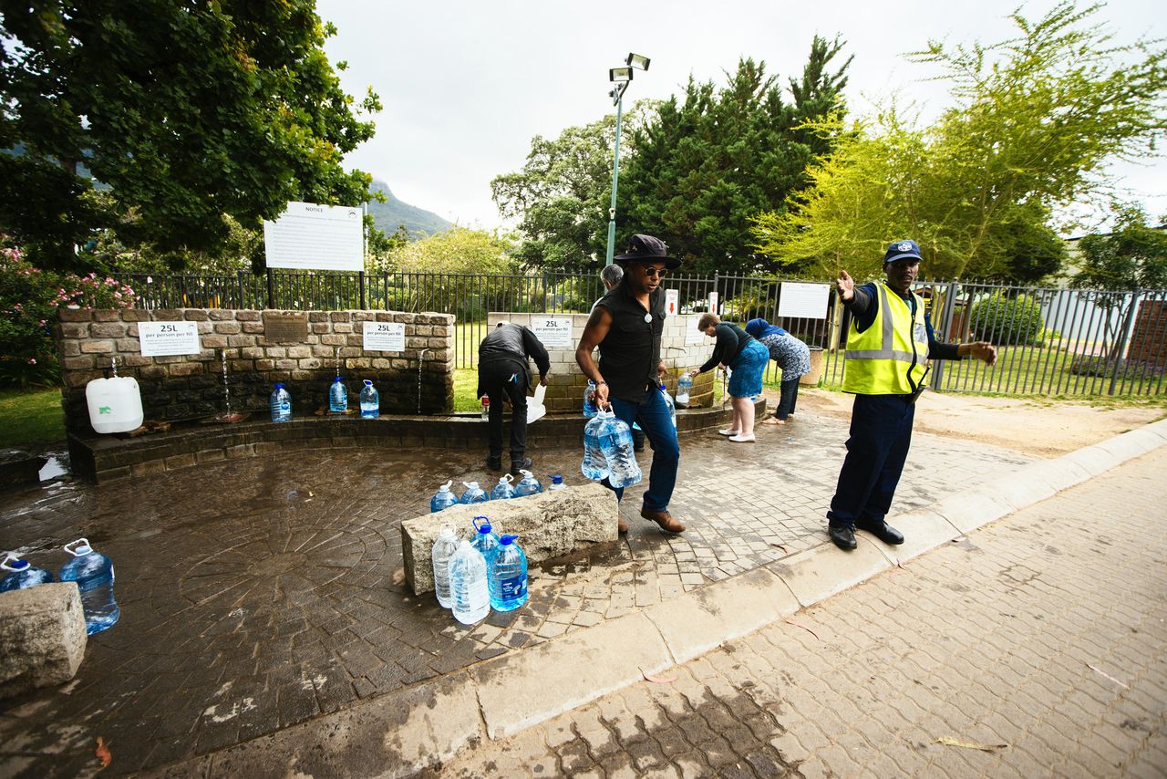 Om water te besparen mogen de inwoners van Kaapstad per dag niet meer dan 87 liter water per persoon gebruiken, het equivalent van 4 minuten douchen.
