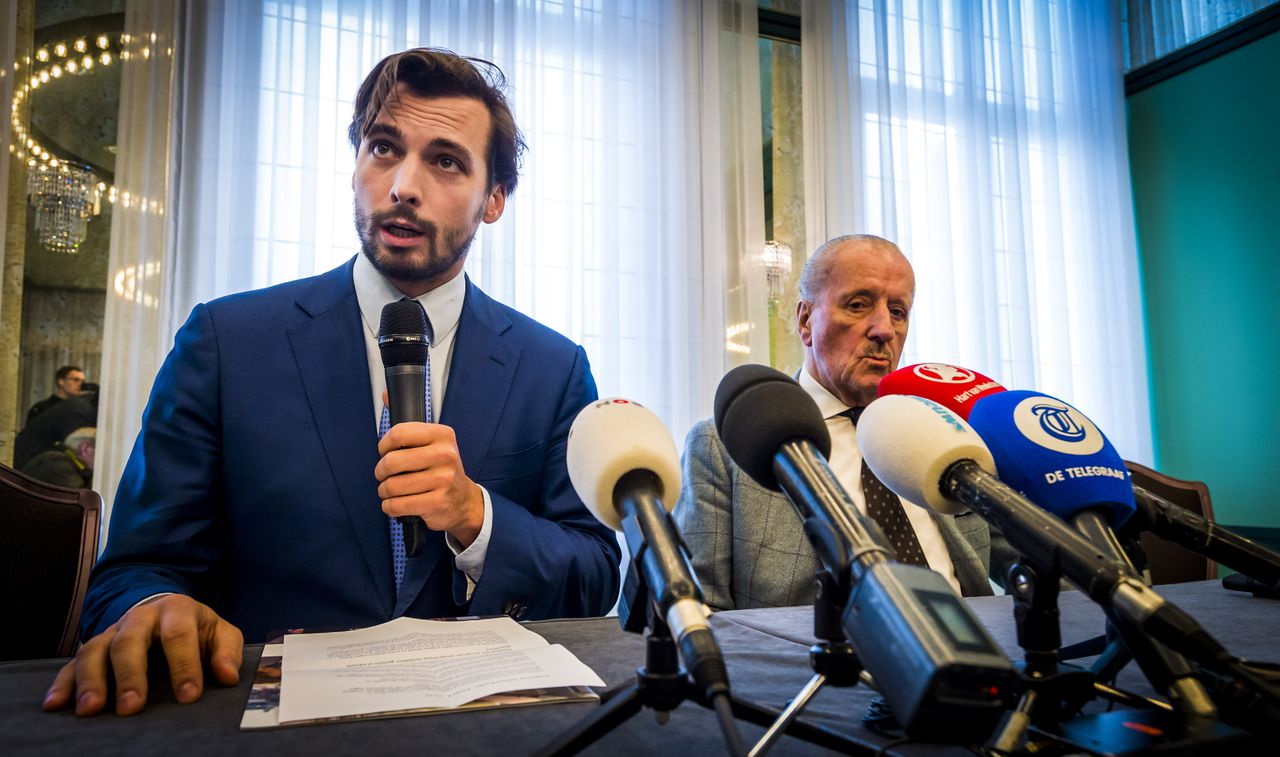 Fractievoorzitter van Forum voor Democratie Thierry Baudet en Kamerlid Theo Hiddema tijdens een persconferentie naar aanleiding van de aangifte die Baudet heeft gedaan tegen minister Ollongren.
