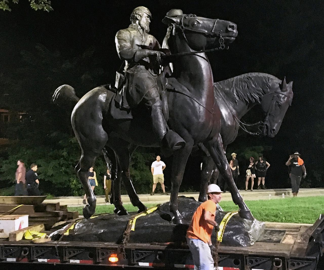 Het monument dat ter ere van Robert E. Lee en Thomas 'Stonewall' Jackson was geplaatst, wordt weggehaald.