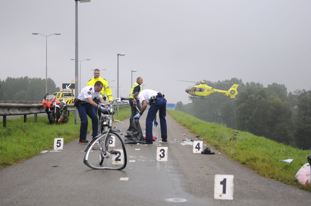 2010 - aanrijding tussen een fiets en een brommer op het fietspad langs de N3 bij Dordrecht