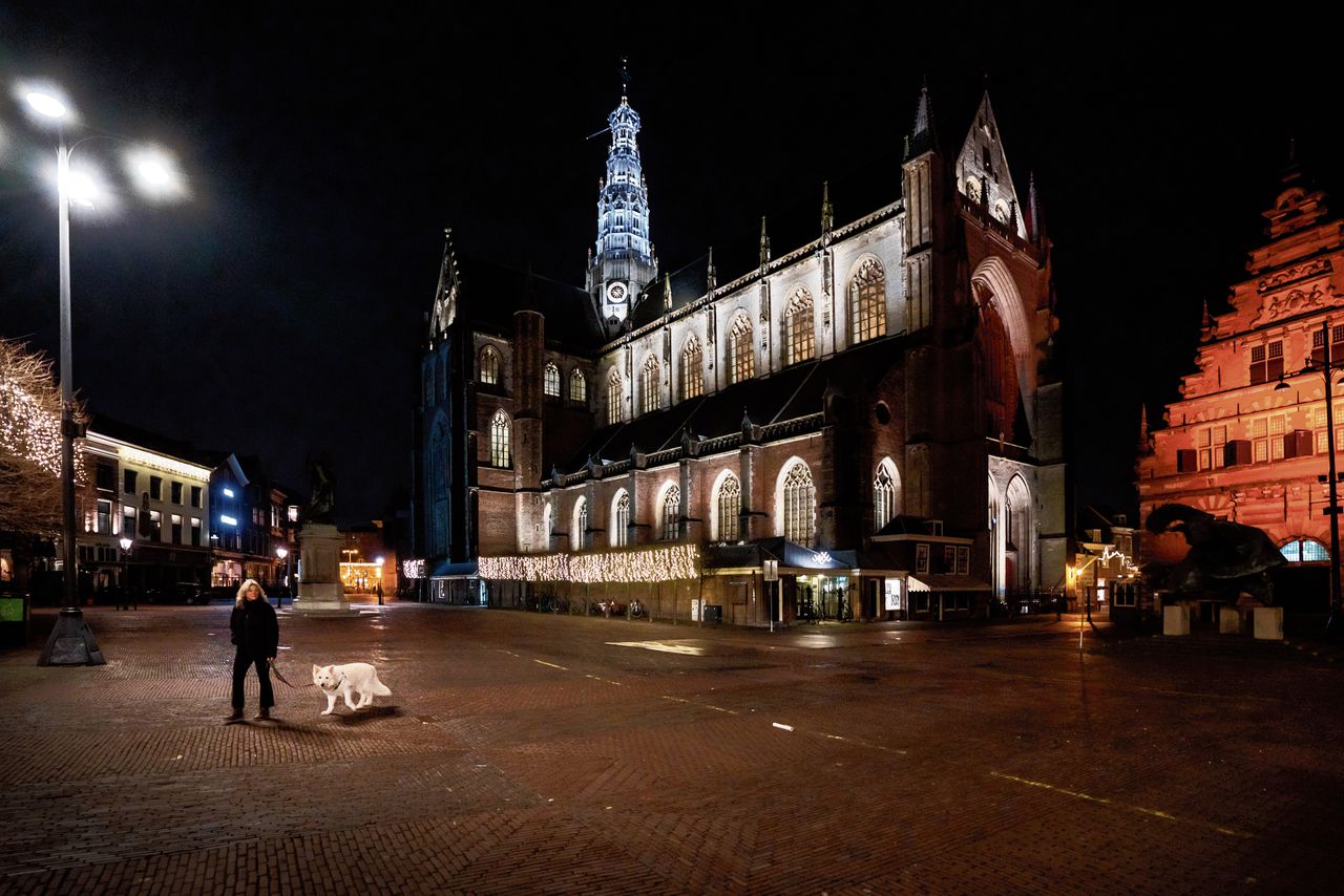 De Sint-Bavokerk in Haarlem rond de invoering van de avondklok.