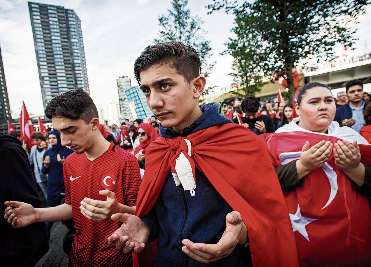 Turkse Nederlanders betogen bij de Erasmusbrug in Rotterdam tegen de plegers van de mislukte staatsgreep in Turkije, juli vorig jaar. De mensen op deze foto komen niet in dit artikel voor.